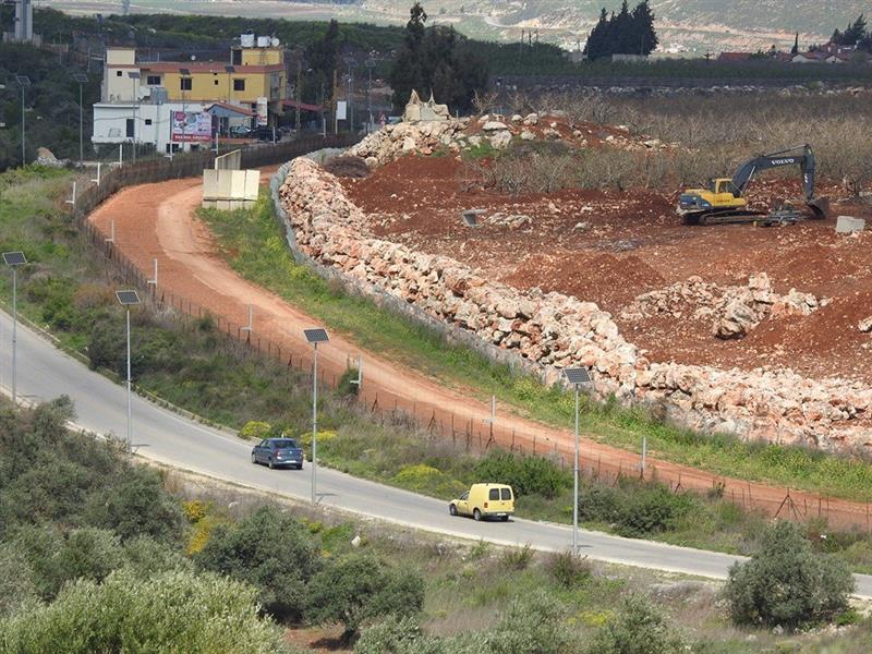 خلال العمل على اقامة الجدار الصخري في العديسة -كفركلا (طارق ابو حمدان)