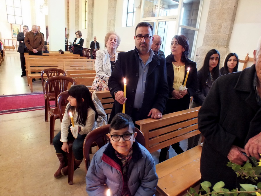 رش الغار علامة الغلبة والإنتصار في سبت النور - صورة مايا العشي – مرجعيون