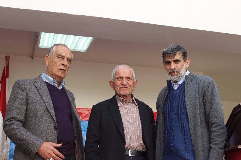 الحاج أبو علي حسين عطوي، الذي ابتسم له الحظ، متوسطاً الرئيس عباس عواضة والسيد محسن جمعة عضو المجلس البلدي