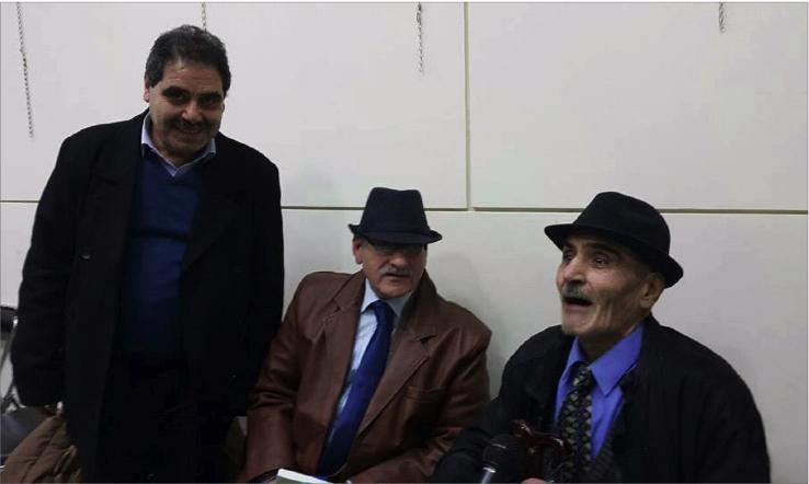 الشاعر حسن م عبدالله متوسطاً الشاعر محمد العبدالله وشقيقه الدكتور مصطفى