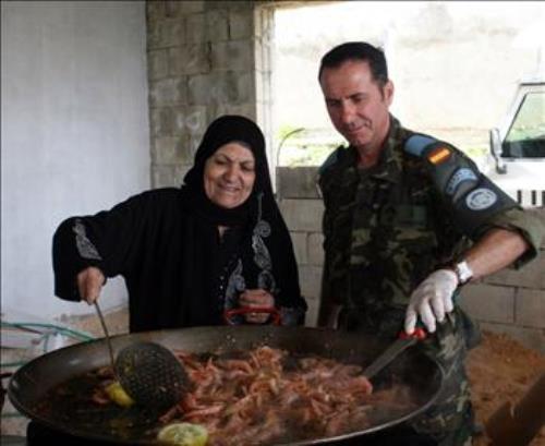 يطهوان الباييلا الاسبانية في دار المسنين في الخيام - أرشيف