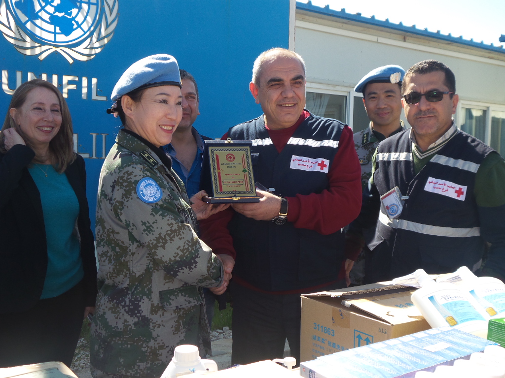 -أمين يسلم المقدم ماو بينغ درعا تذكاريا