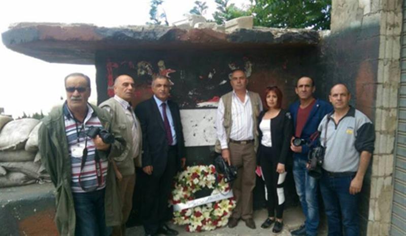 خلال وضع اكليل من الزهر -طارق ابو حمدان