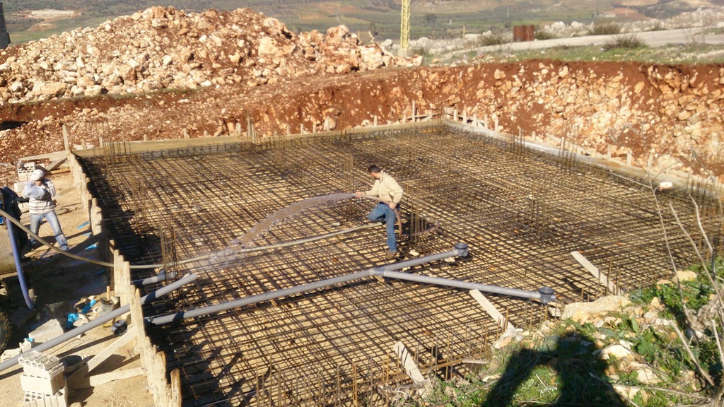 3- أعمال صب أساسات بلوك أ و ب، الأساسات عبارة عن قاعدة واحدة حيث يمكنها تحمل أوزان كبيرة ومقاومة للزلازل مع تمديد قساطل التصريف في الأساسا