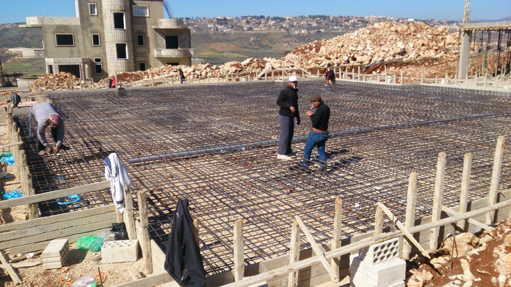 3- أعمال صب أساسات بلوك أ و ب، الأساسات عبارة عن قاعدة واحدة حيث يمكنها تحمل أوزان كبيرة ومقاومة للزلازل مع تمديد قساطل التصريف في الأساسا