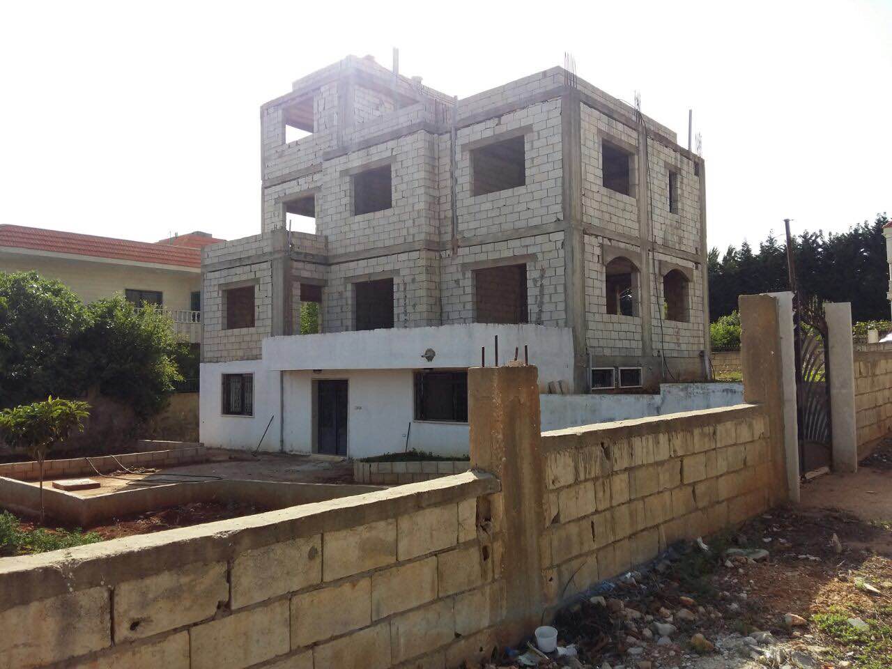 بناء مؤلف من طابق أرضي منجز، يعلوه دوبلكس قيد الانجاز. يتربع البناء على عقار مساحته 900 متر مربع فيه سند أخضر
