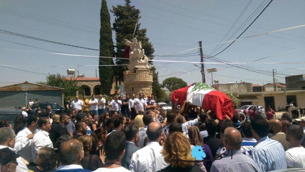 اهل بلدة القليعة المفجوعة برحيل بيتر كرم ورفاقه ورفاق السلاح تجمعوا قرب مستديرة مار جرجس وسط البلدة وحملوه على الأكف وسط الزغاريد