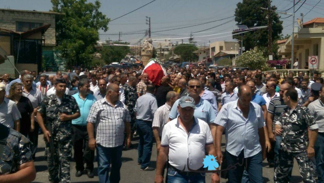 اهل بلدة القليعة المفجوعة برحيل بيتر كرم ورفاقه ورفاق السلاح تجمعوا قرب مستديرة مار جرجس وسط البلدة وحملوه على الأكف وسط الزغاريد