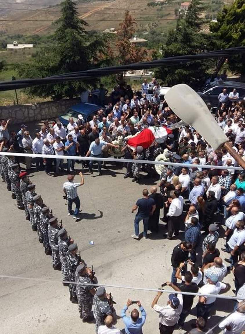 ثلة من عناصر التشريفات تؤدي التحية العسكرية وتقديم السلاح للعريس الشاب