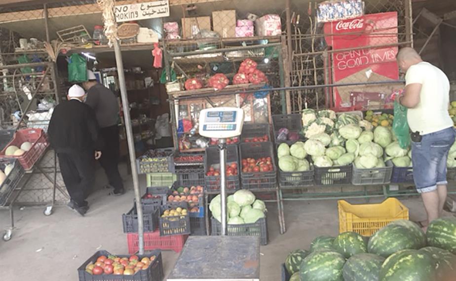 داخل بسطة خضار وفاكهة في الحاصباني (طارق ابو حمدان)