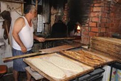 «فرن اللوز» وهو من أقدم الأفران التي تُعد مشاطيح