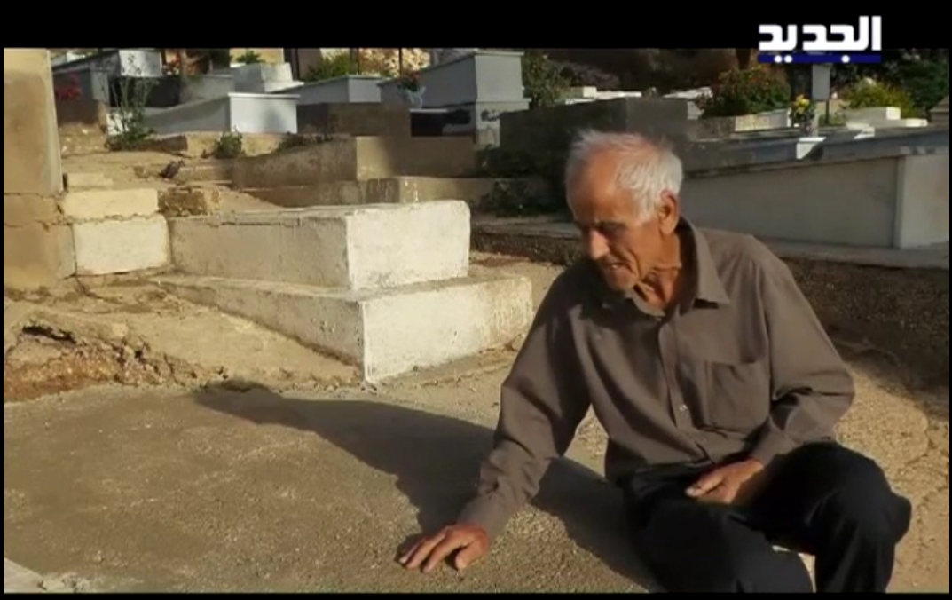 الأب المفجوع، أبو حسين علي عبد الحسن مهدي،، على ضريح ابنه