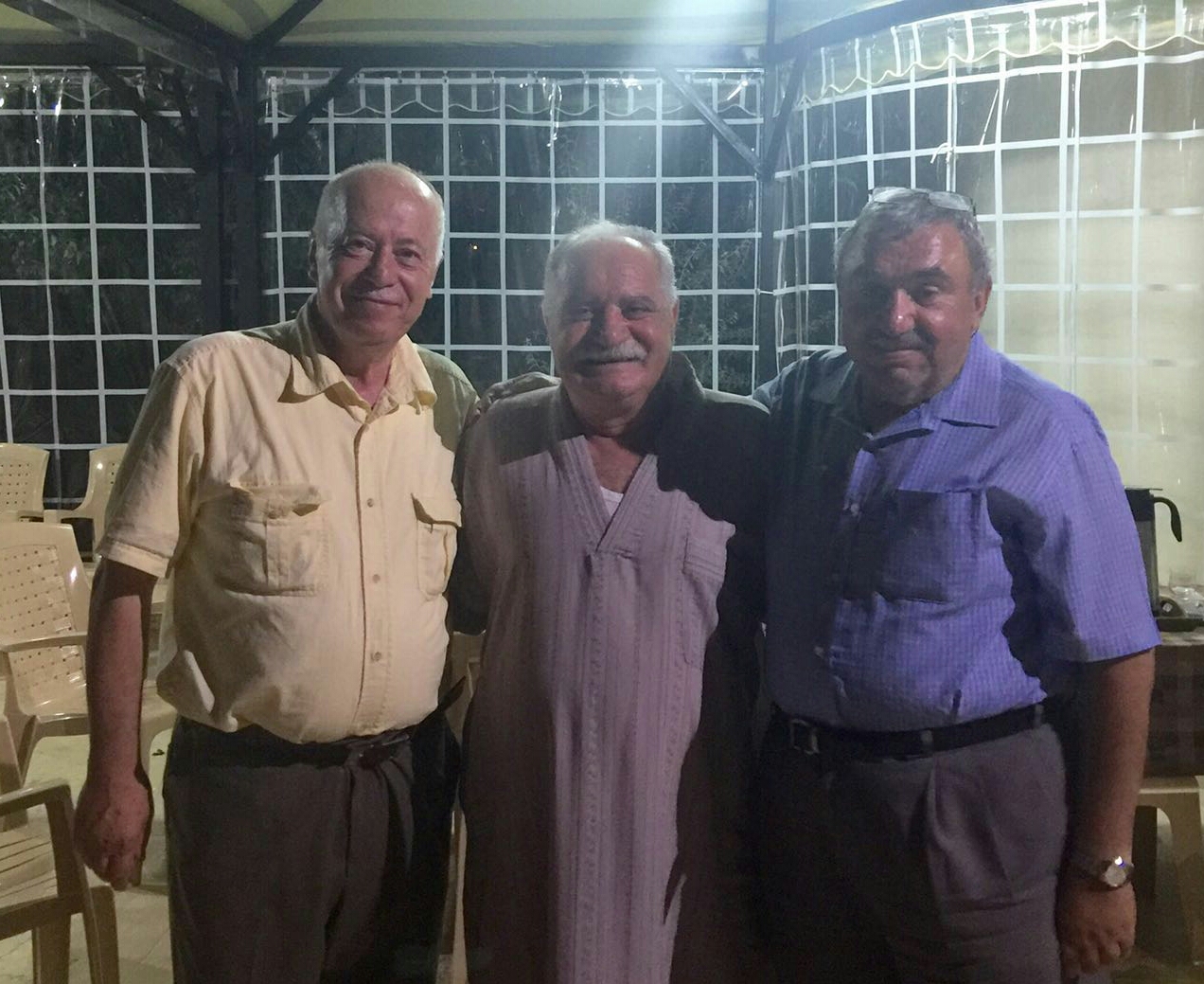 رئيس بلدية الخيام الدكتور علي اسماعيل عبدالله متوسطا الحاج أحمد مالك عبدالله (أبو مالك) والحاج يوسف محمود عبدالله (أبو محمود)