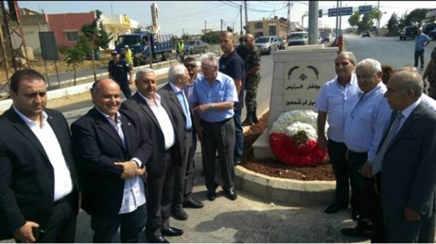 النائب شمعون بعد وضعه إكليلاً من الزهر على لوحة بولفار الرئيس كميل نمر شمعون بين القليعة وجديدة مرجعيون. (ر. ض.)