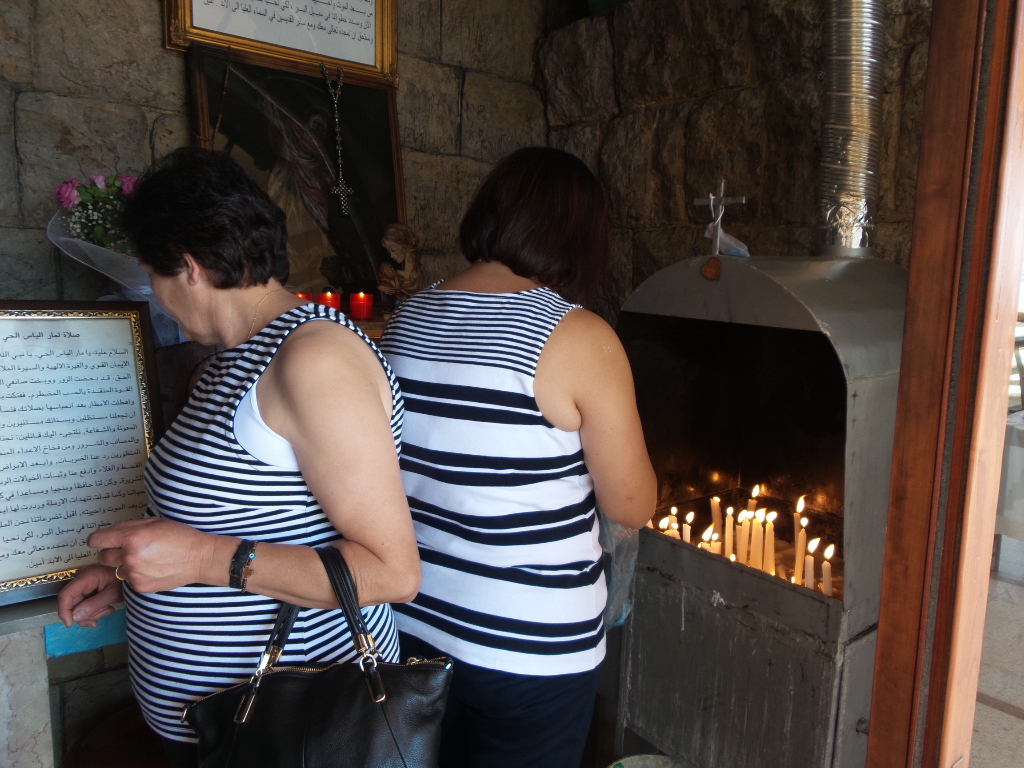 إضاءة الشموع وفاء للنذور وأخذ البركات.