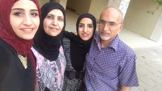 الكاتب سهيل غصن (مع أفراد من أسرته): لم ولن انسى نصائحة وملاحظاته قبل إعجابه بما يكتب قلمي من مقالة وقصيدة وخاطرة