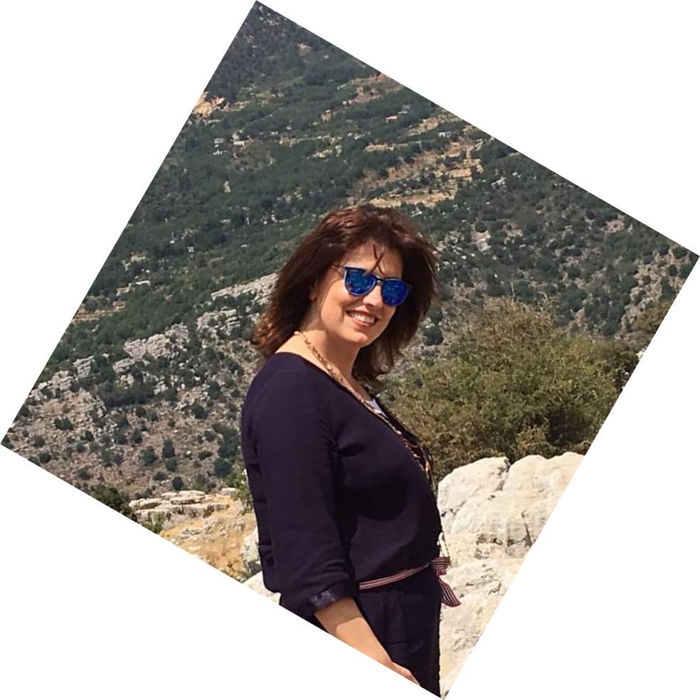 منى عبدالله، التي تربّت في بيت وطني عريق... يا جبل ما يهزّك ريح