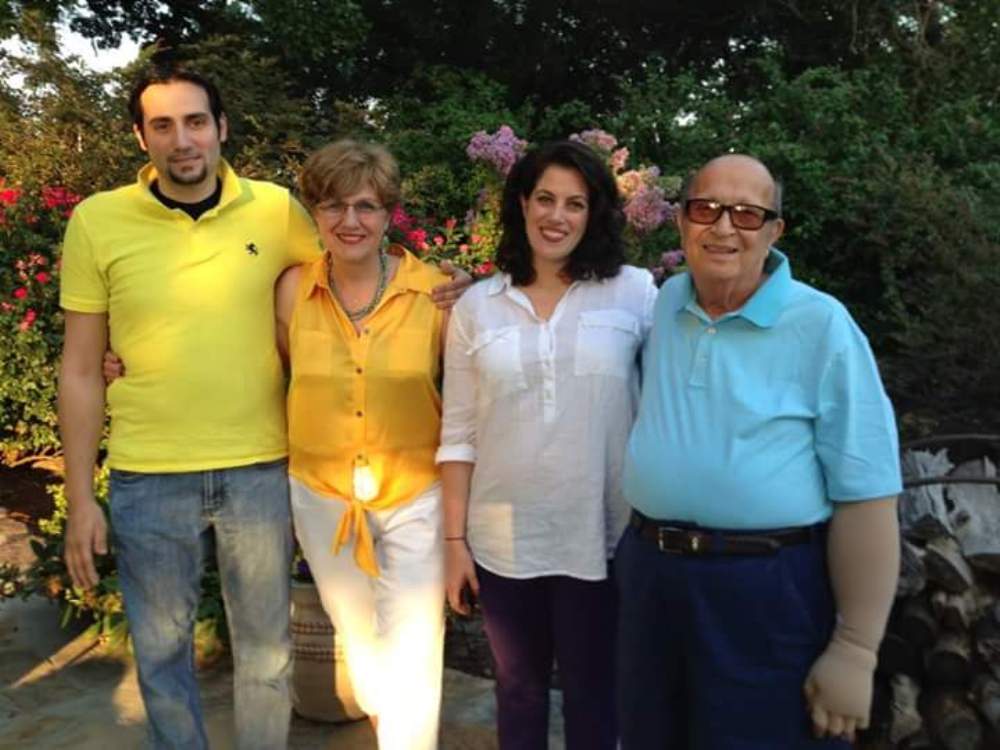 الشاب الاميركي من اصل لبناني ابن جديدة مرجعيون في جنوب لبنان خالد مُنَح جبارة مع عائلته