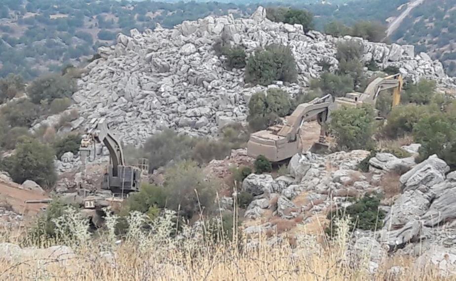  جرافات العدوّ تعمل على شق الطريق الجديد (طارق ابو حمدان)