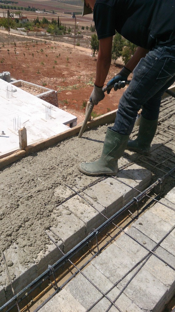 إستخدام الرجراج في أعمال صب السقف الأخير للمساهمة في تكثيف البطون ومنعا للتشققات