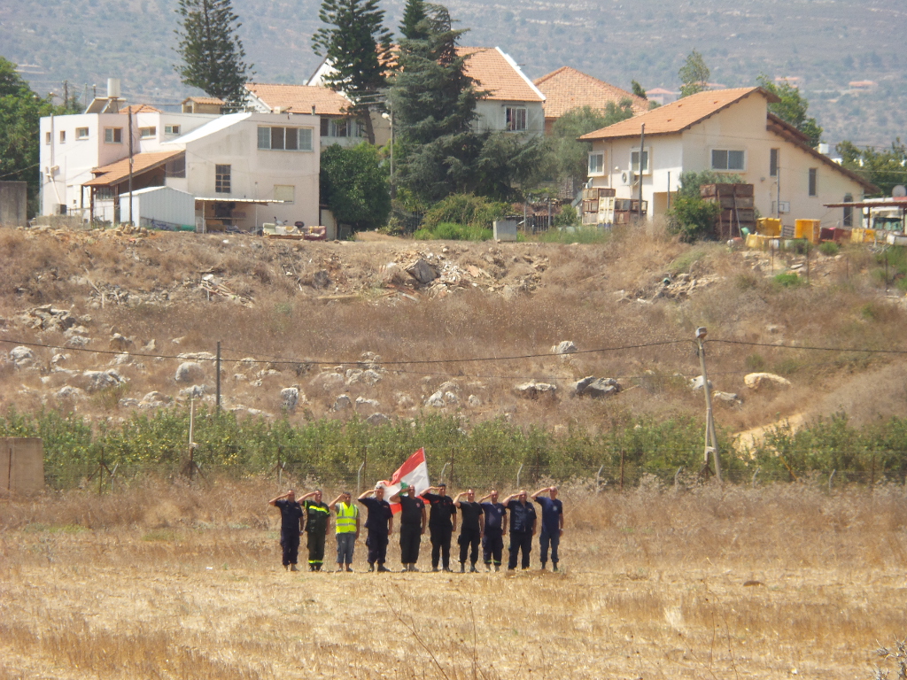 المتطوعون يؤدون  التحية للعلم ولارض الجنوب قبالة مستعمرة المطلة