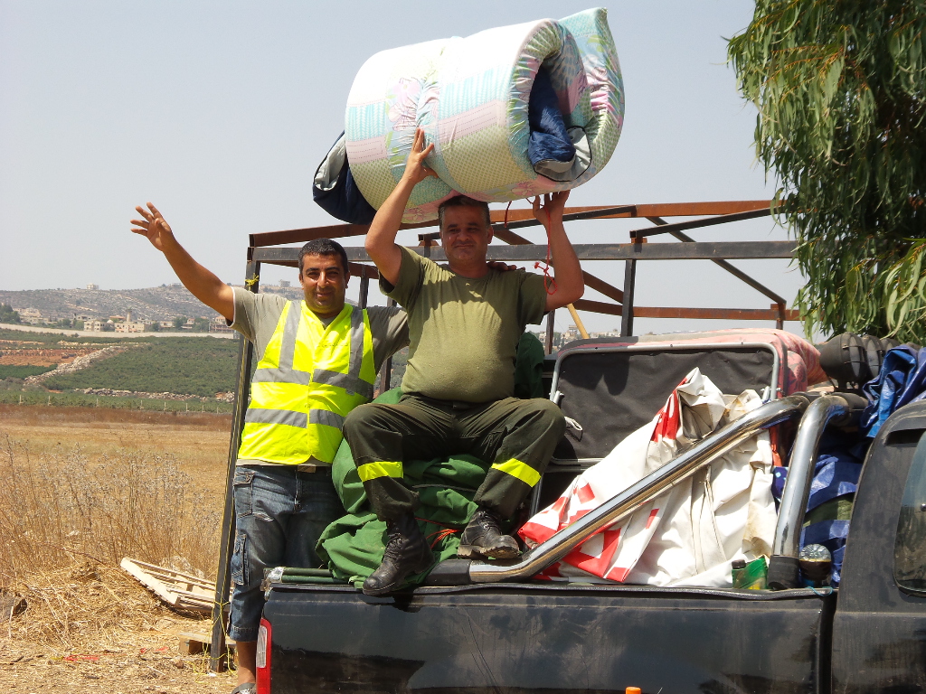 متطوعو الدفاع المدني يغادرون ارض الجنوب بعد انهاء اعتصامهم 