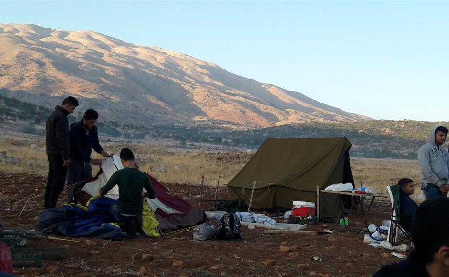  يحضرون خيمة في جبل الشيخ -طارق ابو حمدان