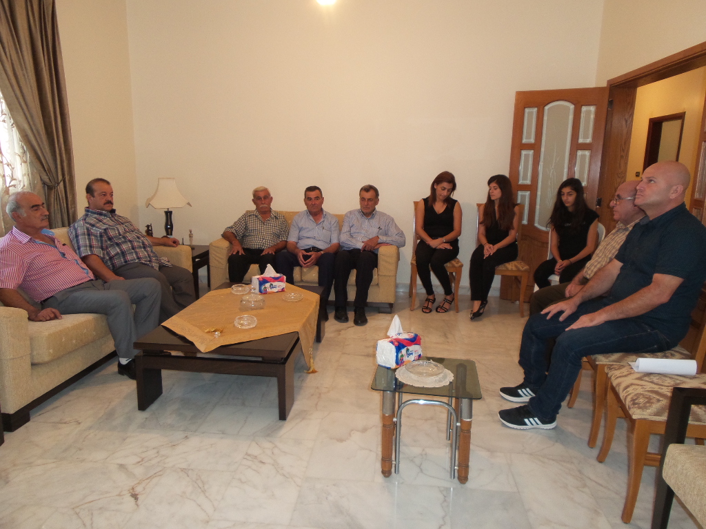 توافد المواطنين لتقديم واجب العزاء للعائلة