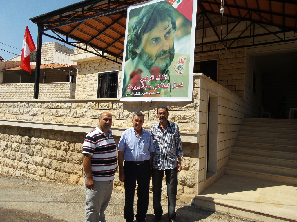 صورة البقاعي رفعت أمام منزل العائلة