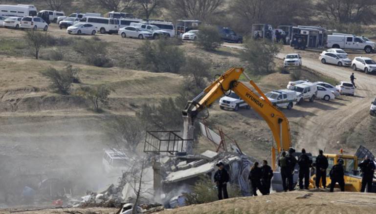 شرطة الاحتلال هدمت منازل الفلسطينيين بحجة عدم وجود رخص لبنائها (ا ف ب)