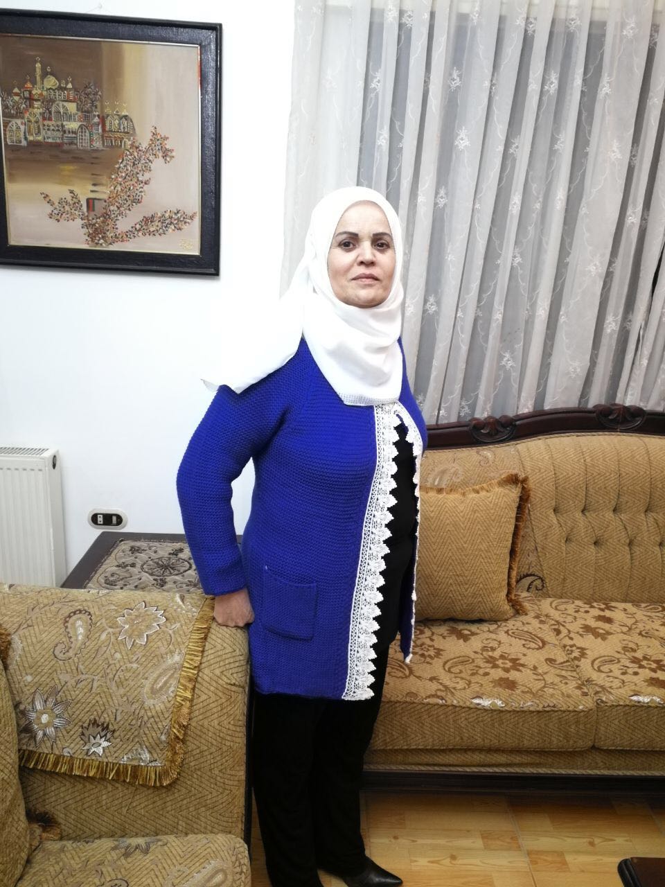 وفاء محمد علي ابو عباس: زمان كان البنطلون يلتبس سنتين.. اليوم كل ساعة منغيّر بنطلونين