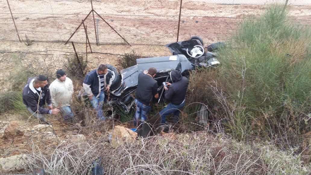 ستقرار السيارة عند السياج الحدودي الفاصل