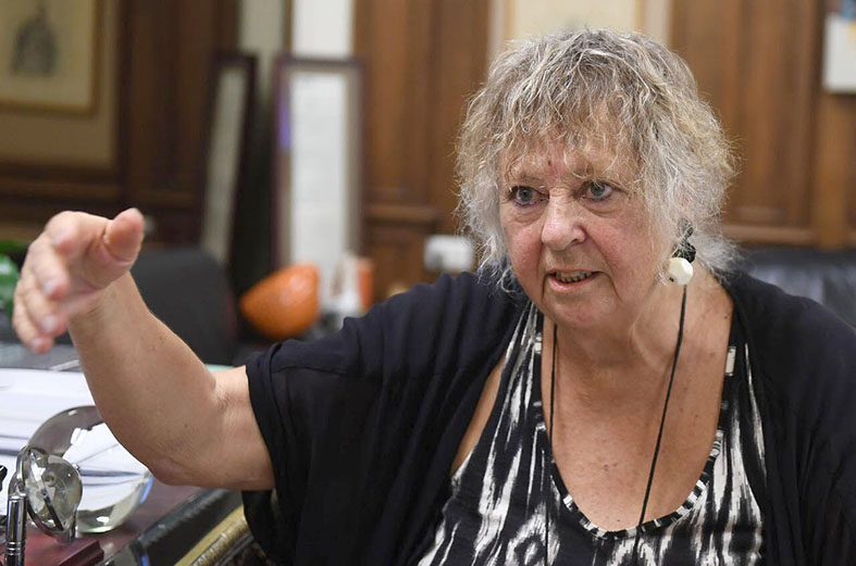 مونيكا مورر.. قدّيسة سبعينية تزداد شبابا كلما قدمت جهداً إضافياً للقضية العادلة التي آمنت بها فأعطتها جهد العمر: فلسطين