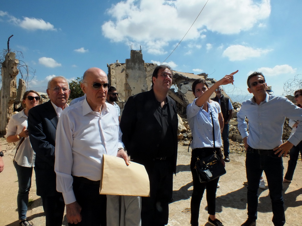 السفير الفرنسي ومهنا في باحة معتقل الخيام