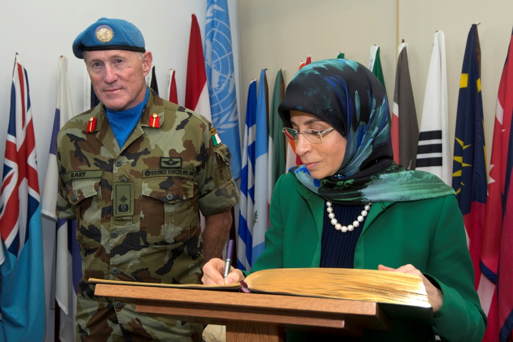 وزيرة الدولة لشؤون التنمية الإدارية الدكتورة عناية عزالدين تكتب كلمة في سجل الشرف