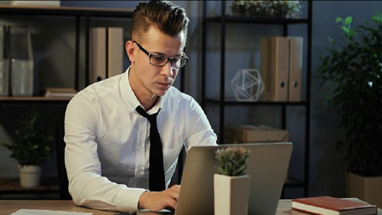 حب العمل يهدد مستقبلك المهني!