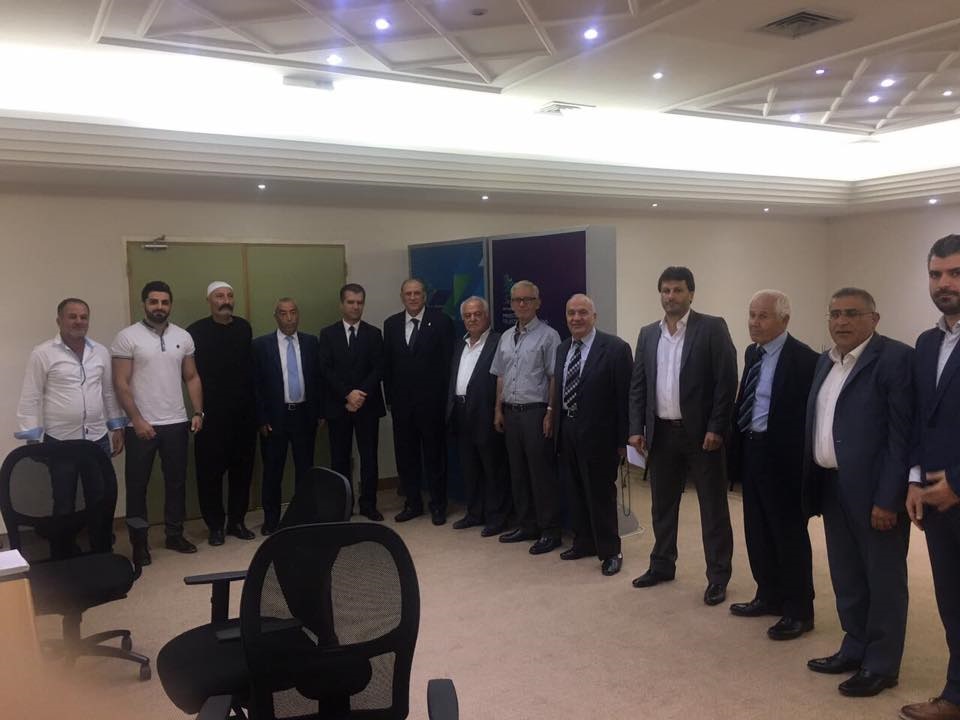 الوفد لدى زيارة الجراح في مكتبه