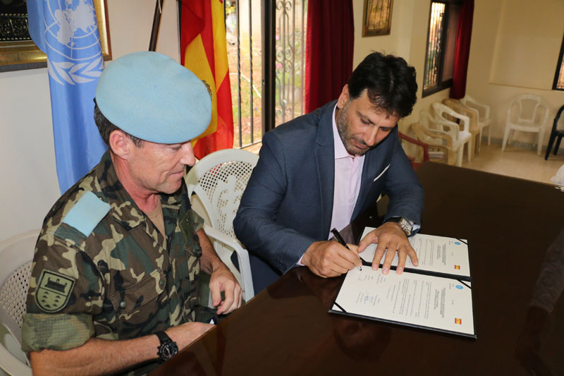 التوقيع على وثيقة تسليم المشروع