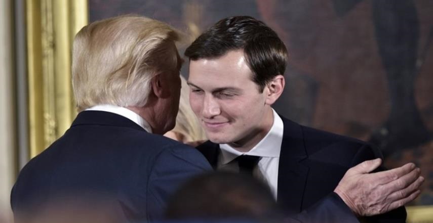 الرئيس الأمريكي دونالد ترامب وصهره وزوج ابنته جاريد كوشنير، يهودي الديانة، صهيوني السياسة، عنصري السلوك