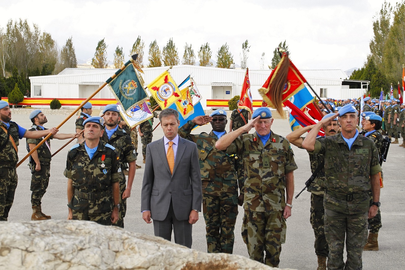 الجنرال بيري يؤدي التحية وبدا القائم بالاعمال الفونسو والجنرال روميرو