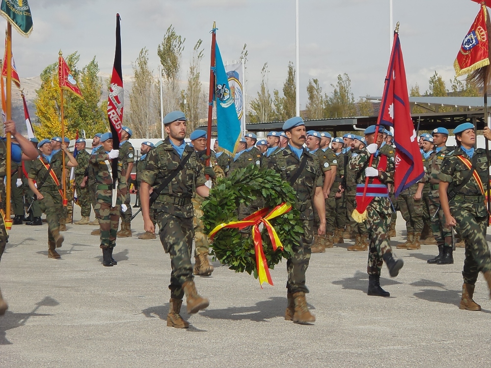 وضع إكليل من الزهر عند النصب التذكاري لشهداء 