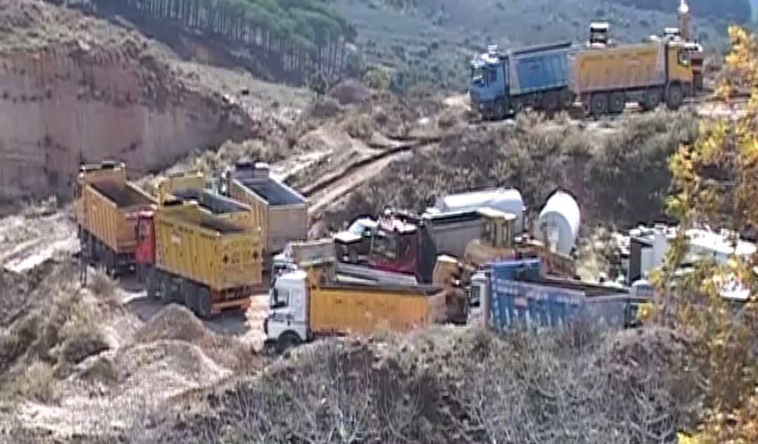 شاحنات متوقفة عن العمل امام المرامل