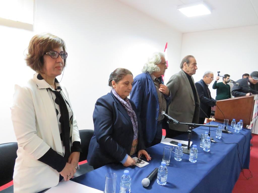 يظهر في في الصورة الشاعر عصام العبدالله خلال الوقوف دقيقة صمت حدادا على رحيل الشاعر محمد العبدالله 