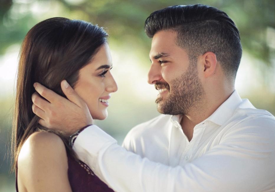 العروسين الشابين الملازم أول عامر علي  خشيش ومصممة الازياء الحسناء آية حسين صادق