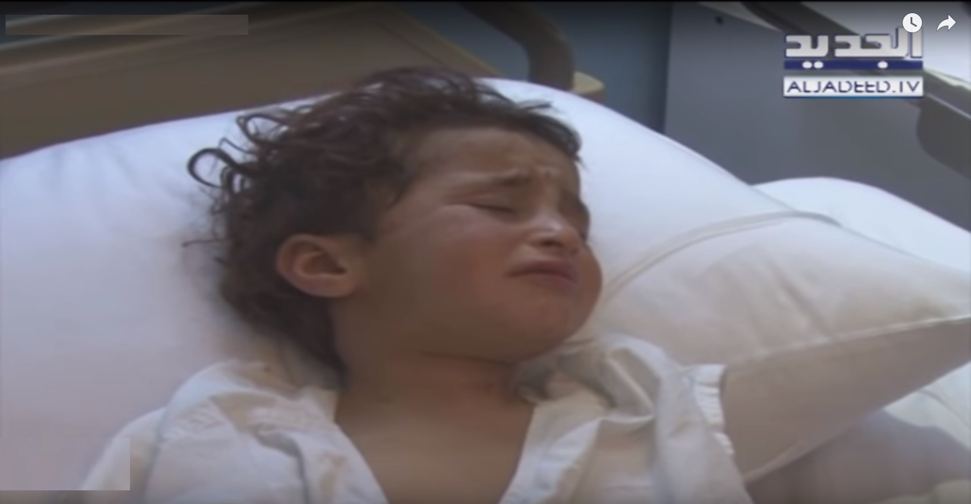 شقيقة الطفل المتوفي بعد نقلها مع أسرتها إلى المستشفى