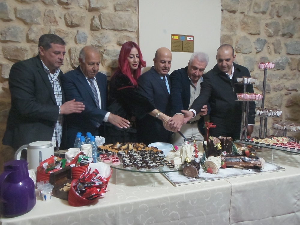 قطع فالب الحلوى احتفاء بالمناسبة