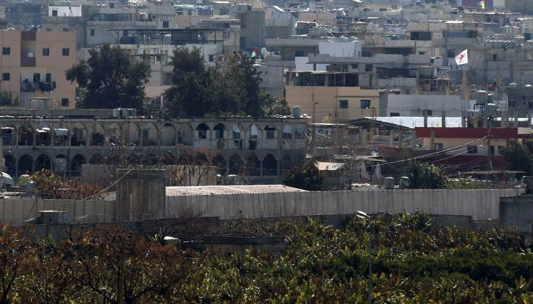  عين الحلوة: استمرار بناء جدار العار سراً ربما تكون الأعمال قد شارفت على نهايتها