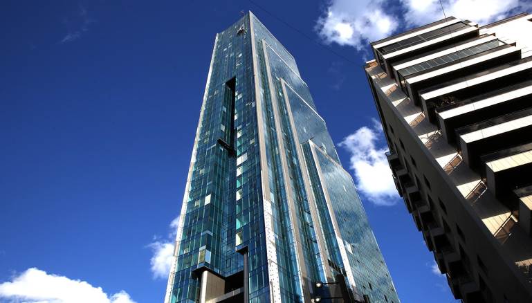 سما بيروت: زجاج يتطاير الشركة بدأت مسحاً كاملاً على سلامة زجاج المبنى (علي علوش)