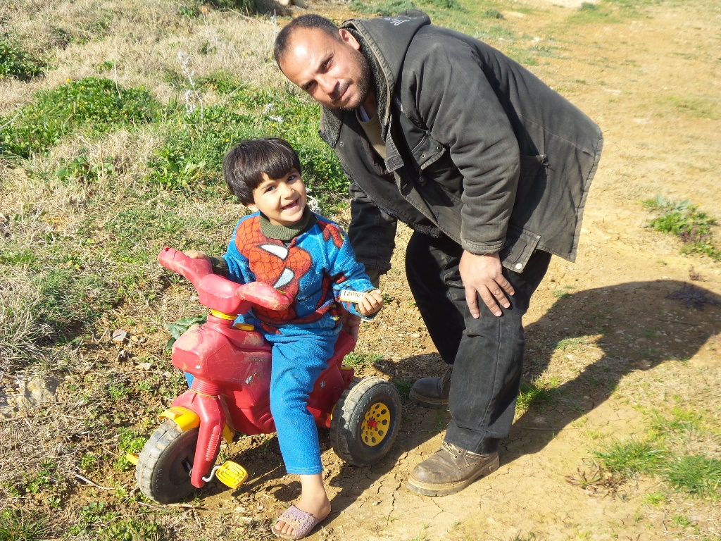 عمر مع ابنته التي تركتها امها