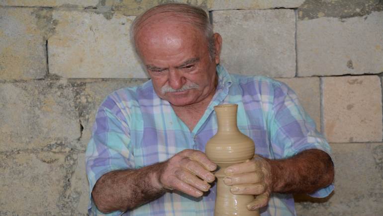 يحافظ أديب الغريب على آخر معمل للفخار في البلدة (زياد الشوفي)